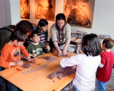 Atelier pour enfants de Rebbecca Maeder, céramiste. Samedi 12 avril 2008.