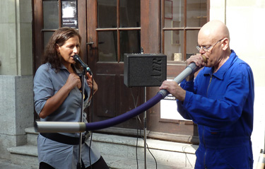 «Sa voix, mes bois» avec Anne-Florence Schneider, vocaliste polyvalente ayant marqué le paysage helvétique du jazz et des musiques d’ailleurs. Samedi 1er octobre 2011.